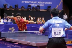 Trận đối đầu của VĐV số 49, Nguyễn Anh Tú của đội tuyển Việt Nam với VĐV số 40 Padasak Tanviriyavechakul của đội tuyển Thái Lan. Ảnh: Quý Trung – TTXVN