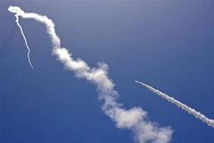 Hệ thống phòng không Vòm Sắt của Israel đánh chặn một quả rocket được phóng từ Dải Gaza xuống thành phố Ashdod, miền Nam Israel ngày 12/5/2021. (Ảnh: AFP/TTXVN)