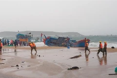 Lực lượng công an và quân đội được huy động để giúp ngư dân cứu vớt tàu thuyền. (Ảnh: Xuân Triệu/TTXVN)