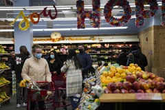 Người dân mua sắm tại một cửa hàng ở New York (Mỹ) ngày 14/11/2021. (Ảnh: THX/TTXVN)