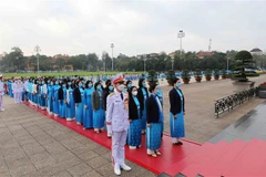 Các đại biểu vào Lăng viếng Chủ tịch Hồ Chí Minh. (Ảnh: An Đăng/TTXVN)