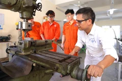 Hướng dẫn sinh viên thực hành gia công cơ khí tại Trường cao đẳng Hàng hải (Hải Phòng). (Ảnh: Hoàng Hiếu/TTXVN)