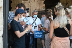 Nhân viên an ninh kiểm tra chứng nhận COVID-19 của khách tham quan tại Rome (Italy), ngày 6/8/2021. (Ảnh: AFP/TTXVN)