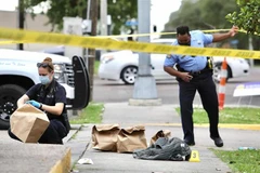 Cảnh sát điều tra tại hiện trường một vụ xả súng ở New Orleans, bang Louisiana (Mỹ) ngày 2/5/2021. (Ảnh: AP/TTXVN)