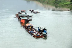 Một trong bè nuôi cá lồng đặc sản trên sông Lô ở phường Nông Tiến (thành phố Tuyên Quang). (Ảnh: Vũ Quang/TTXVN)