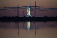 Hệ thống phóng không gian (SLS) mang theo tàu vũ trụ Orion tại bệ phóng 39B ở căn cứ Cape Canaveral, bang Florida (Mỹ) ngày 4/4/2022. (Ảnh: AFP/TTXVN)