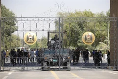 Cảnh sát Iraq gác tại trụ sở Chính phủ ở Vùng Xanh, thủ đô Baghdad ngày 29/8/2022. (Ảnh: AFP/TTXVN)