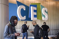Khách tham quan trải nghiệm sản phẩm mặt nạ AIR2 x MicroClimate tại Triển lãm CES 2022 ở Las Vegas (Mỹ), ngày 5/1/2022. (Ảnh: AFP/TTXVN)