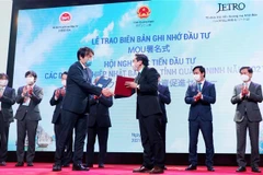 Trao biên bản ghi nhớ hợp tác giữa Công ty cổ phần đô thị Amata Hạ Long với các đối tác Nhật Bản, hồi tháng 12/2021. (Ảnh: Văn Đức/TTXVN)