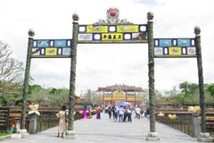 Du khách tham quan Đại nội Huế sáng 30/4/2022. Ảnh: Tường Vi - TTXVN