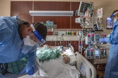 Điều trị cho bệnh nhân nhiễm COVID-19 tại bệnh viện ở Hartford, Connecticut (Mỹ). (Ảnh: AFP/TTXVN)