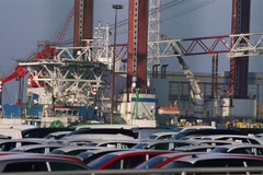 Hoạt động tại cảng hàng hóa CuxPort ở Cuxhaven, miền Bắc Đức, ngày 16/12/2020. (Ảnh: AFP/TTXVN)