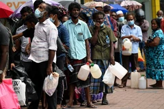 Người dân xếp hàng mua dầu hỏa tại Colombo (Sri Lanka) ngày 17/3/2022. (Ảnh: AFP/TTXVN)
