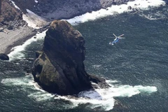 Máy bay trực thăng tham gia tìm kiếm nạn nhân sau vụ chìm tàu du lịch Kazu I ở ngoài khơi bán đảo Shiretoko (Nhật Bản), ngày 27/4/2022. (Ảnh: Kyodo/TTXVN)