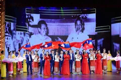 Các tiết mục văn nghệ mang lời ca, điệu múa thắt chặt tình cảm hai nước Việt Nam-Lào trong chương trình truyền hình đặc biệt "Tình sâu hơn nước Hồng Hà, Cửu Long," tại Hà Nội tối 29/8/2022. (Ảnh: Minh Đức/TTXVN)