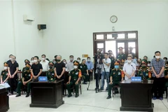 Các bị cáo trình diện trước Hội đồng xét xử. (Ảnh: Kim Anh/TTXVN)