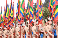 100 thanh niên tượng trưng cho con Lạc cháu Hồng trong trang phục cổ, tay giương cao cờ hội, thể hiện sức sống mãnh liệt của dòng giống Tiên Rồng, tại lễ Giỗ Tổ Hùng Vương ở Phú Thọ năm 2021. (Ảnh: Thống Nhất /TTXVN)