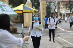 Các thí sinh đến điểm thi trường Chu Văn An (Hà Nội), ngày 7/7/2021. (Ảnh: Thanh Tùng/TTXVN)