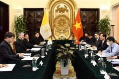 Thứ trưởng Bộ Ngoại giao Hà Kim Ngọc tiếp Thứ trưởng Ngoại giao Tòa thánh Vatican Miroslaw Stanislaw Wachowski tại Hà Nội, ngày 22/4/2022.(Ảnh: TTXVN)