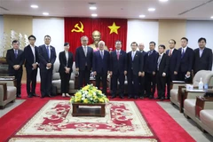 Ngài Yamada Takio, Đại sứ đặc mệnh toàn quyền Nhật Bản tại Việt Nam và các cộng sự thăm tỉnh Bình Dương. (Ảnh: Huyền Trang/TTXVN)