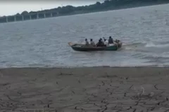 Lực lượng cứu hộ tìm kiếm các nạn nhân vụ lật thuyền trên sông Yamuna ở Banda, bang Uttar Pradesh, miền Bắc Ấn Độ, ngày 11/8/2022. (Ảnh: Times of India/TTXVN)