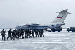 Các lính dù Nga tham gia lực lượng giữ gìn hoà bình của CSTO chuẩn bị đáp máy bay quân sự tới Kazakhstan, tại sân bay Chkalovsky, ngoại ô Moskva (Nga) ngày 6/1/2022. (Ảnh: AFP/TTXVN)