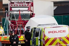 Cảnh sát điều tra chiếc xe tải chở 39 thi thể người di cư Việt Nam được phát hiện tại Essex (Anh), tháng 10/2019. (Ảnh: EPA/TTXVN)