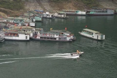 Cảnh sát giao thông đường thuỷ tuần tra trên tuyến đường thuỷ trên sông Đà nhằm đảm bảo an toàn giao thông mùa du lịch đầu năm 2022. (Ảnh: Trọng Đạt/TTXVN)