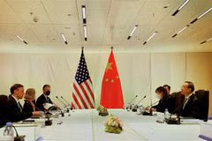 Cố vấn An ninh quốc gia Mỹ Jake Sullivan (trái) và Ủy viên Bộ Chính trị, Chủ nhiệm văn phòng Ủy ban Đối ngoại Trung ương đảng Cộng sản Trung Quốc Dương Khiết Trì (phải) tại cuộc hội đàm ở Zurich (Thụy Sĩ), ngày 6/10/2021. (Ảnh: THX/TTXVN)