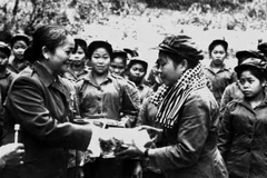 Chủ tịch Hội Liên hiệp Phụ nữ giải phóng miền Nam Việt Nam Nguyễn Thị Định đến thăm đại đội nữ pháo binh Vùng giải phóng Lào (25-29/4/1974). Ảnh: TTXVN