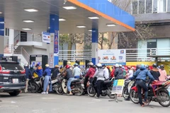 Người dân xếp hàng mua xăng tại trạm xăng Nam Đồng (Hà Nội). (Ảnh: Tuấn Đức/TTXVN)