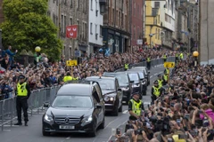 Người dân Anh đặt hoa tưởng niệm Nữ hoàng Elizabeth II bên ngoài Điện Buckingham ở thủ đô London, ngày 8/9/2022. Ảnh: AFP/ TTXVN