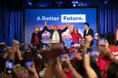 Lãnh đạo Công đảng Australia Anthony Albanese (thứ hai, trái) trước những người ủng hộ, sau khi kết quả sơ bộ bầu cử Quốc hội liên bang được công bố, tại Sydney, tối 21/5/2022. (Ảnh: THX/TTXVN)