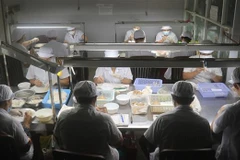 Sơ chế sản phẩm yến tinh tại cơ sở yến sào Du Long, thành phố Rạch Giá (Kiên Giang). (Ảnh: Lê Huy Hải/TTXVN)