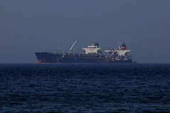 Tàu chở dầu mang cờ Liberia Ice Energy chuyển dầu thô từ tàu chở dầu mang cờ Iran Lana, ngoài khơi Karystos, trên đảo Evia (Hy Lạp), ngày 26/5/2022. (Nguồn: reuters.com)