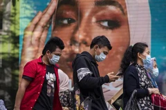 Người dân đeo khẩu trang phòng lây nhiễm COVID-19 tại Kuala Lumpur (Malaysia). (Ảnh: THX/TTXVN)