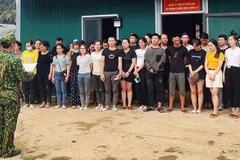 Các công dân nhập cảnh trái phép về nước, bị lực lượng biên phòng Cao Bằng phát hiện, bắt giữ ngày 16/6/2022. (Ảnh: TTXVN phát)