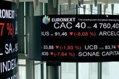 Bảng điện tử hiển thị chỉ số chứng khoán CAC 40 của Pháp tại trụ sở sàn giao dịch chứng khoán Euronext ở La Defence, gần Paris. (Ảnh: AFP/TTXVN)