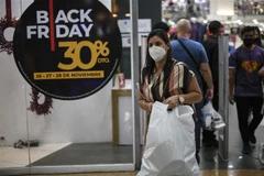 Người dân mua sắm tại Caracas (Venezuela) ngày 26/11/2021. (Ảnh: AFP/TTXVN)