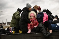 Người dân sơ tán khỏi thành phố Irpin, Tây Bắc Kiev (Ukraine) ngày 5/3/2022. (Ảnh: AFP/TTXVN)