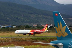 Chính phủ giao Bộ Giao thông Vận tải khẩn trương làm việc với các nhà chức trách hàng không các nước để thống nhất tăng tần suất các chuyến bay quốc tế, đáp ứng nhu cầu đồng bào về nước thăm thân và đón Tết. (Ảnh: Huy Hùng/TTXVN)