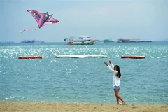 Khách du lịch tại bãi biển ở Pattaya (Thái Lan) ngày 16/11/2021. (Ảnh: THX/TTXVN)