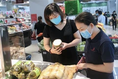 Người tiêu dùng mua sắm thực phẩm tại siêu thị Finelife Supermarket Urban Hill ở Quận 7 (Thành phố Hồ Chí Minh). (Ảnh: Mỹ Phương/TTXVN)