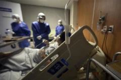 Điều trị cho bệnh nhân nhiễm COVID-19 tại Coacalco (Mexico). (Ảnh: AFP/TTXVN)