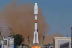 Tên lửa đẩy Soyuz 2.1B của Nga mang theo vệ tinh cảm biến từ xa Khayyam của Iran rời bệ phóng tại sân bay vũ trụ Baikonur (Kazakhstan), ngày 9/8/2022. (Ảnh: AFP/TTXVN)