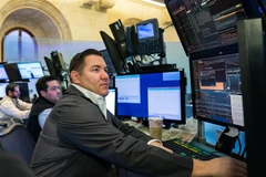 Giao dịch viên tại Sàn giao dịch chứng khoán New York (Mỹ), ngày 15/3/2022. (Ảnh: THX/TTXVN)