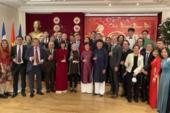 Các đại biểu chụp ảnh lưu niệm trong chương trình "Xuân Quê hương" tại Pháp. (Ảnh: Thu Hà/TTXVN)