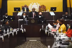 Tổng thống Nam Phi Cyril Ramaphosa (giữa) phát biểu tại phiên họp Quốc hội và Hội đồng Quốc gia các Tỉnh (Thượng viện) ở Cape Town, ngày 26/4/2022. Ảnh: THX/TTXVN