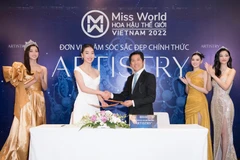 Ông Huỳnh Thiên Triều - Tổng giám đốc Amway Việt Nam và Bà Phạm Kim Dung - Chủ tịch Miss World Việt Nam, Trưởng Ban tổ chức cuộc thi trong buổi ký kết. (Ảnh: Vietnam+)