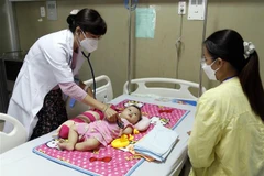 Bé N.N.M được theo dõi, chăm sóc đặc biệt tại Khoa nội Bệnh viện Sản-Nhi Cà Mau ngày 8/4/2022. (Ảnh: Kim Há/TTXVN)